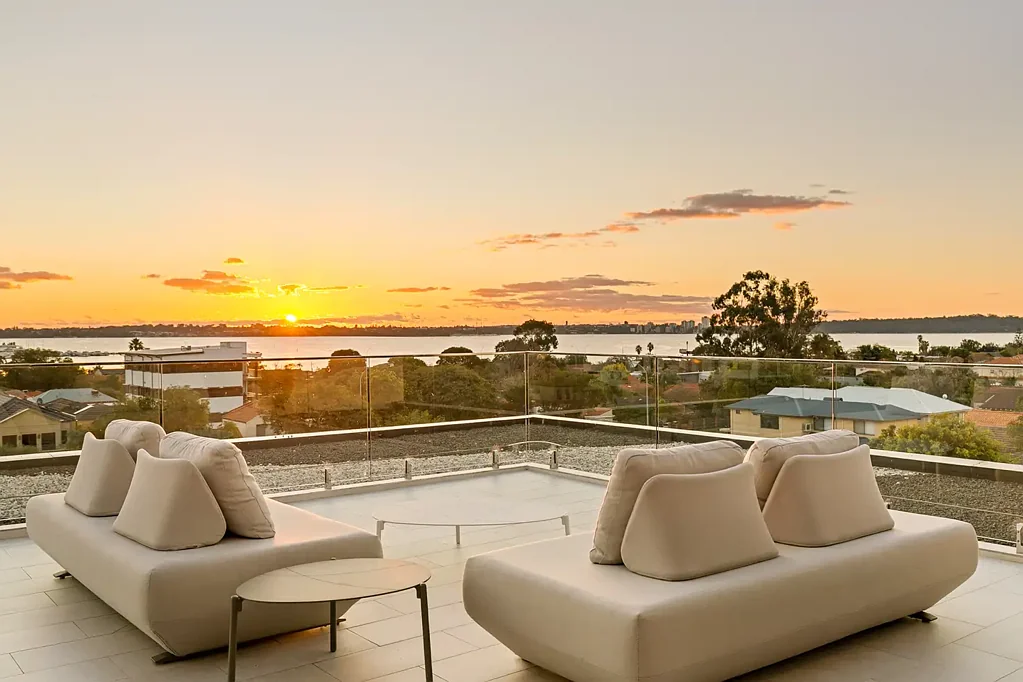 Como 3房  Penthouse Apartment with Views in Boutique, Architect-Designed Complex