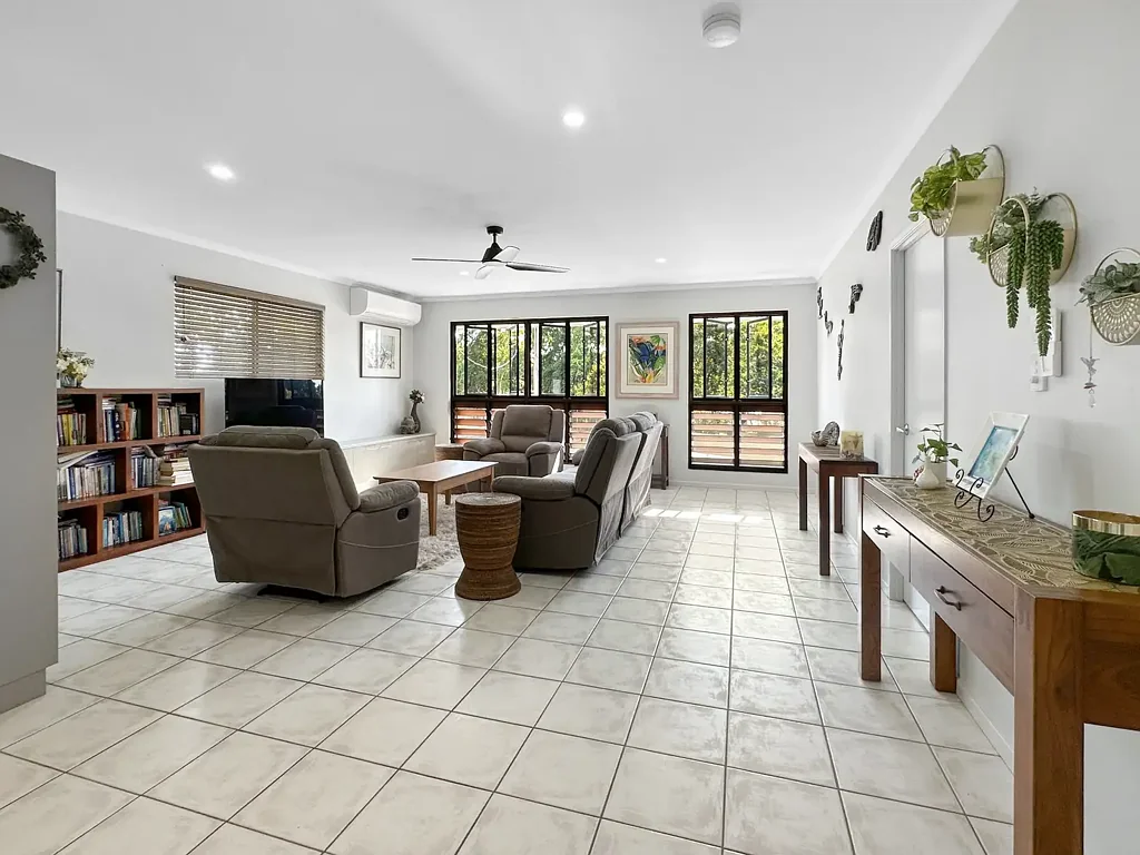 Wongaling Beach 2ਬੈੱਡਰੂਮ Versatile Coastal Property With Commercial Potential!