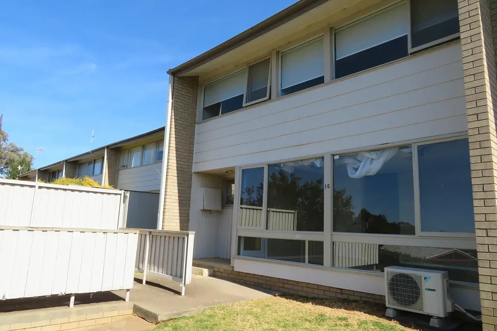 THREE BEDROOM TOWNHOUSE!
