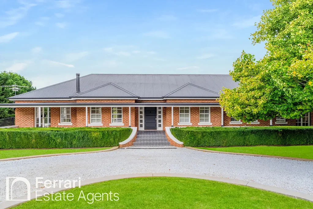 Orange 5房  Magnificent Country Retreat on Beautifully Manicured Grounds