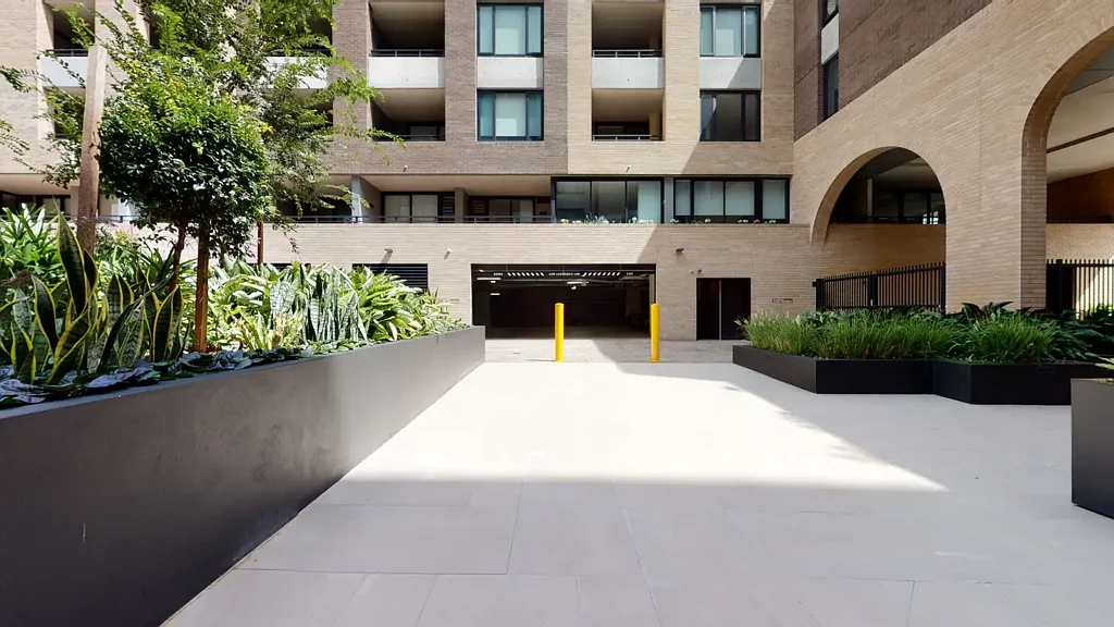 Superb Contemporary Complex Minutes From Everything!