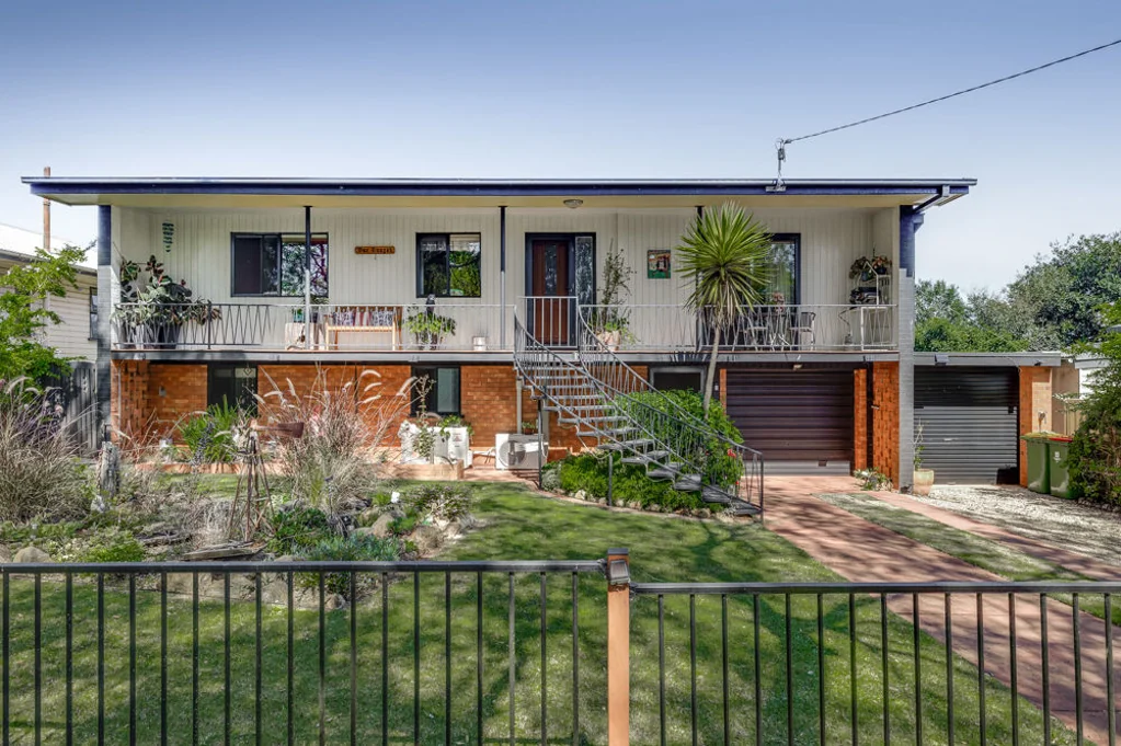 North Toowoomba 4Zimmer Dual Living Potential on City Fringe! Big Family Home on 2 Lots