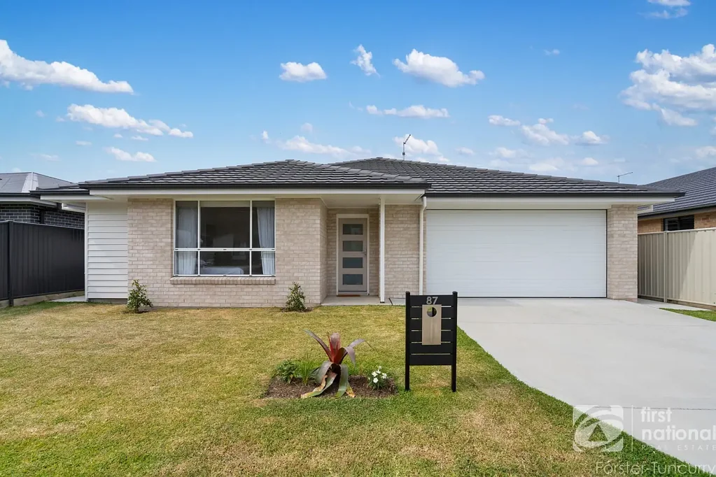 Forster 4कमरा Modern Family Living in Popular Forster Grange Estate