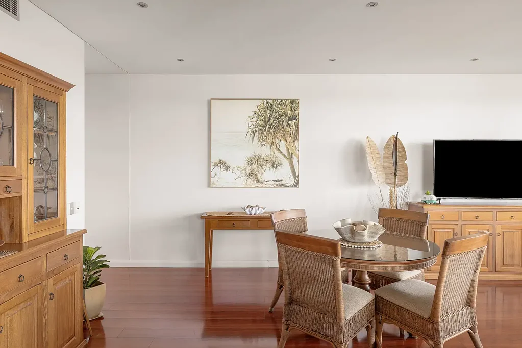 Wollongong 2房 交通便利的宽敞海滨生活 Spacious Coastal Living in a Convenient Location