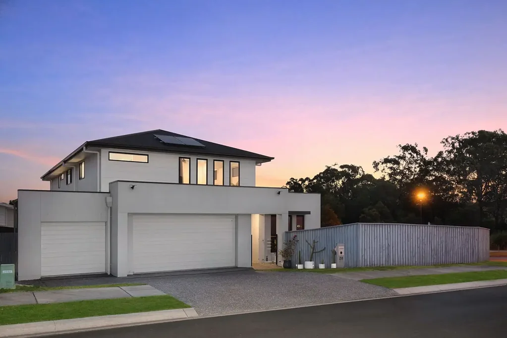Thornlands 5 Bedroom Stylish Near New Modern Contemporary Home