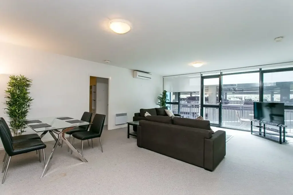 Fully Furnished Apartment By The Lake!