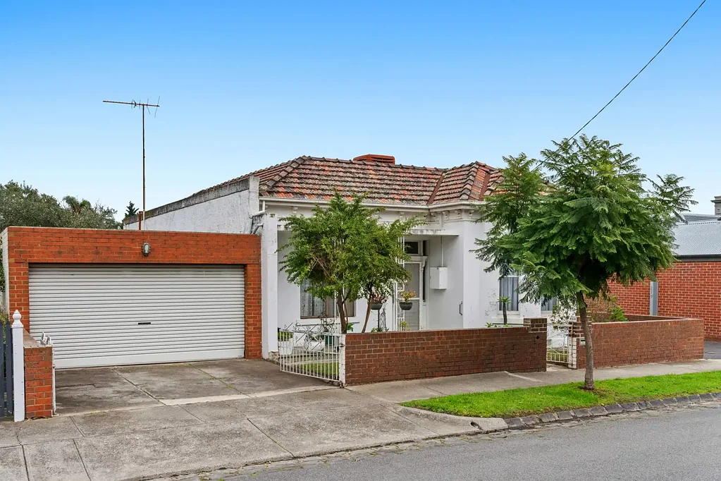 Ascot Vale 4房 Ascot Vale蓝筹地段 实心砖砌维多利亚式 478sqm宽宅 高挑天花板 原始特色 卓越车辆通道 双车库工作室 步行火车站 咖啡馆林立 Classic Solid Brick Victorian with Exceptional Access and Endless Potential