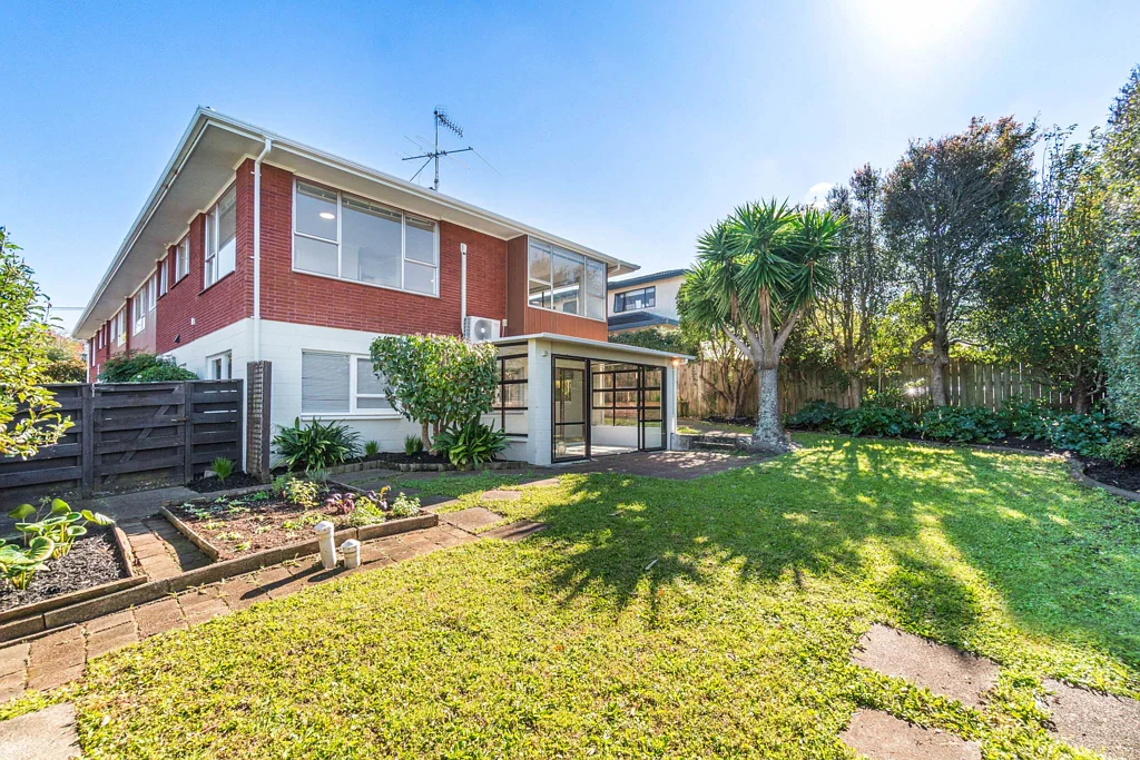 Remuera 3房 私密宁静+宽敞空间，坐拥双文法校网，阳光房+内进式双车库，交通便利！ Generous, Private, Quiet - in the DGZ