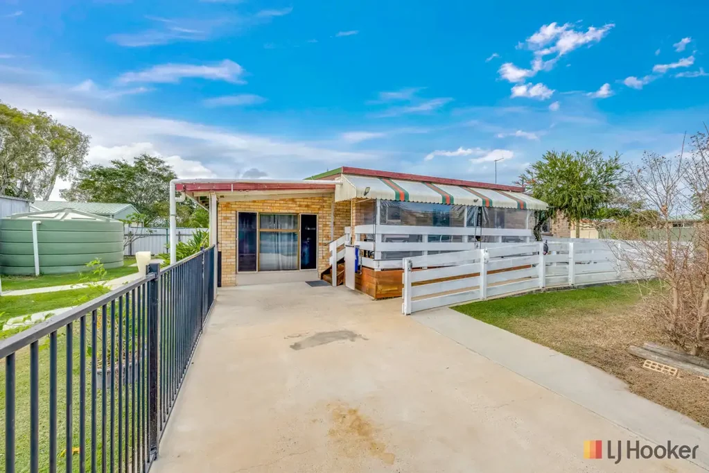 Bundaberg North 3 Slaapkamer SOLID BRICK HOME WITH HUGE SHED & EXTENSIVE UPGRADES
