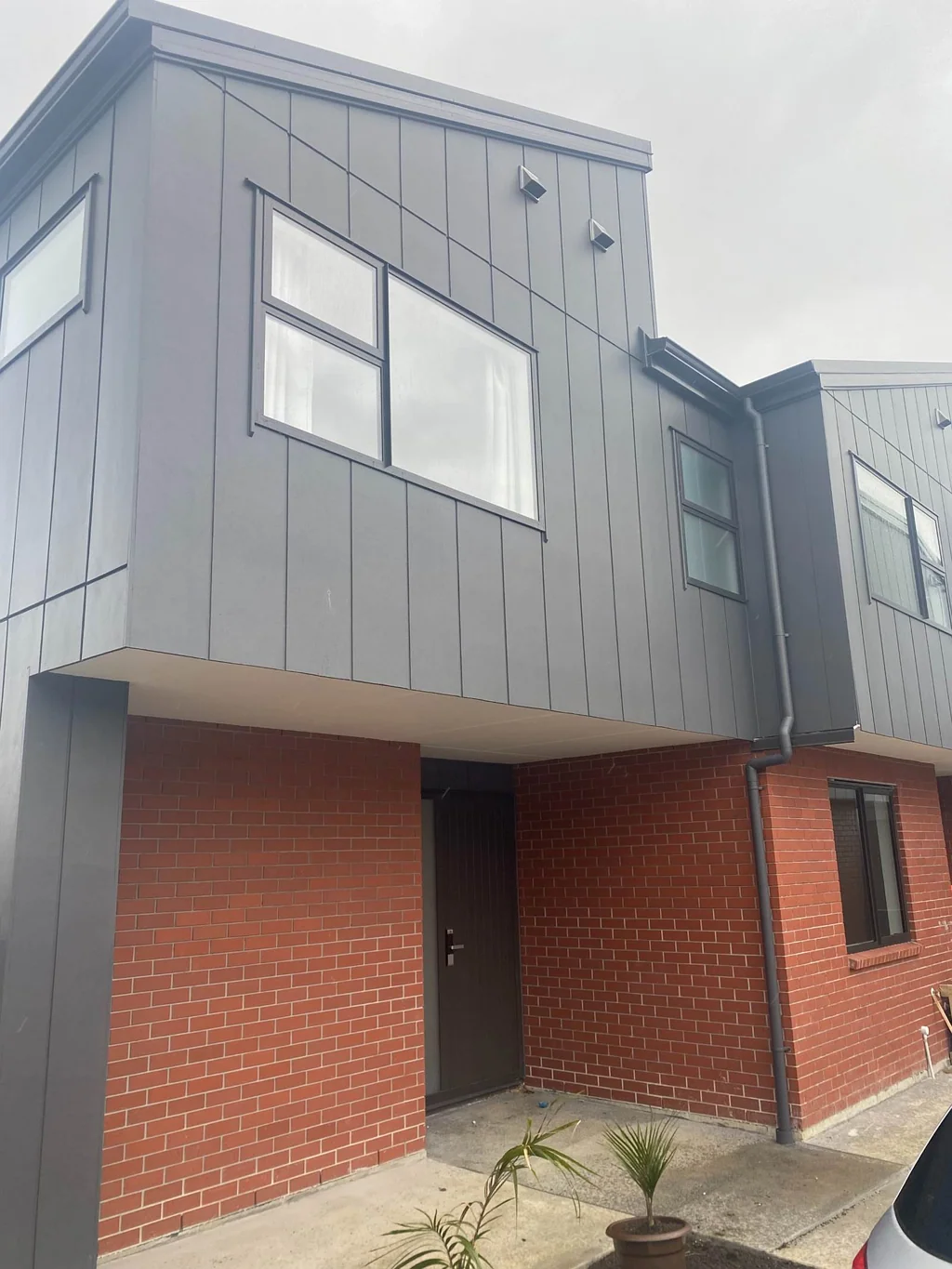 Near new townhouse in central Manurewa