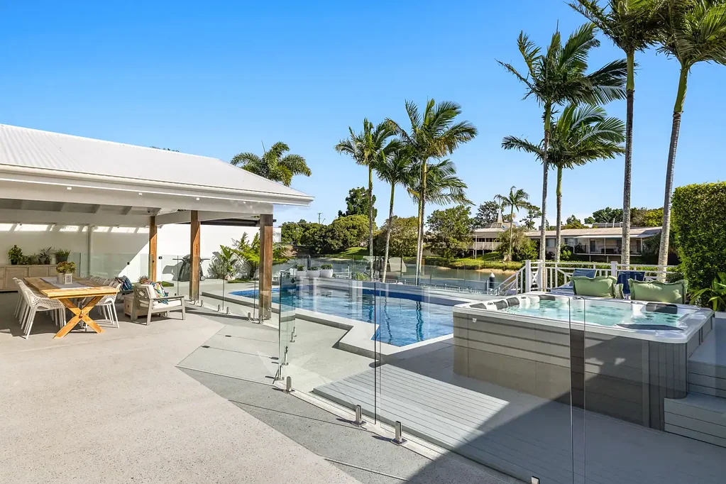 Surfers Paradise 4침실 Renovated Waterfront Entertainer – An Oasis of Effortless Liveability and Elegance