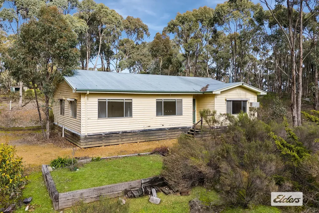 Castlemaine 3Moenga Home on 1 Acre, in a Prestigious Pocket