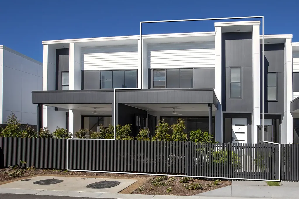Stylish Townhouse with Parking, Boardwalk Proximity, and M1 Convenience in Delta Hope Island