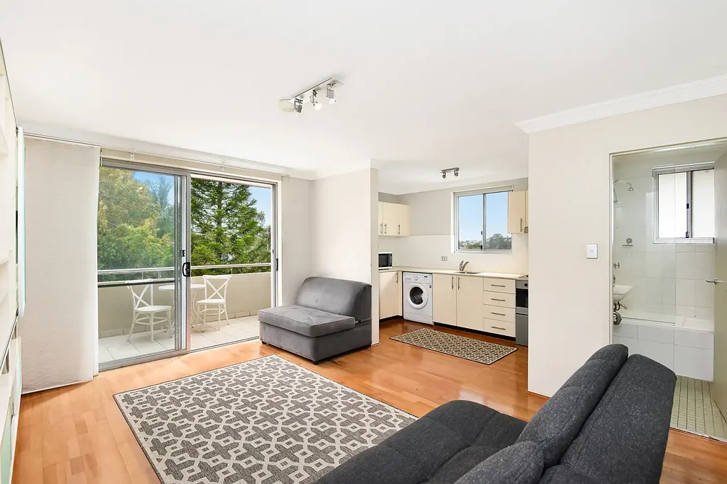 Lilyfield Spacious Studio Living with Spectacular City Views