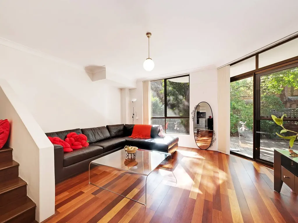 Immaculate, N-facing Townhouse set in peaceful location