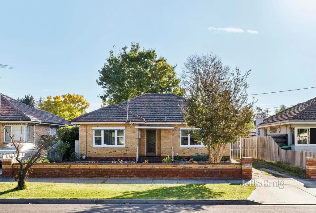Charming Home In Generous Garden Setting