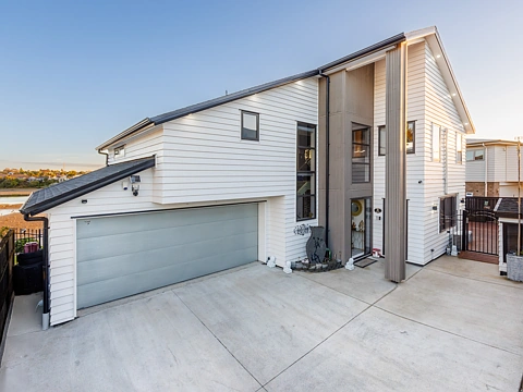 Papakura 5房  Family Home with Privacy & Sea Views