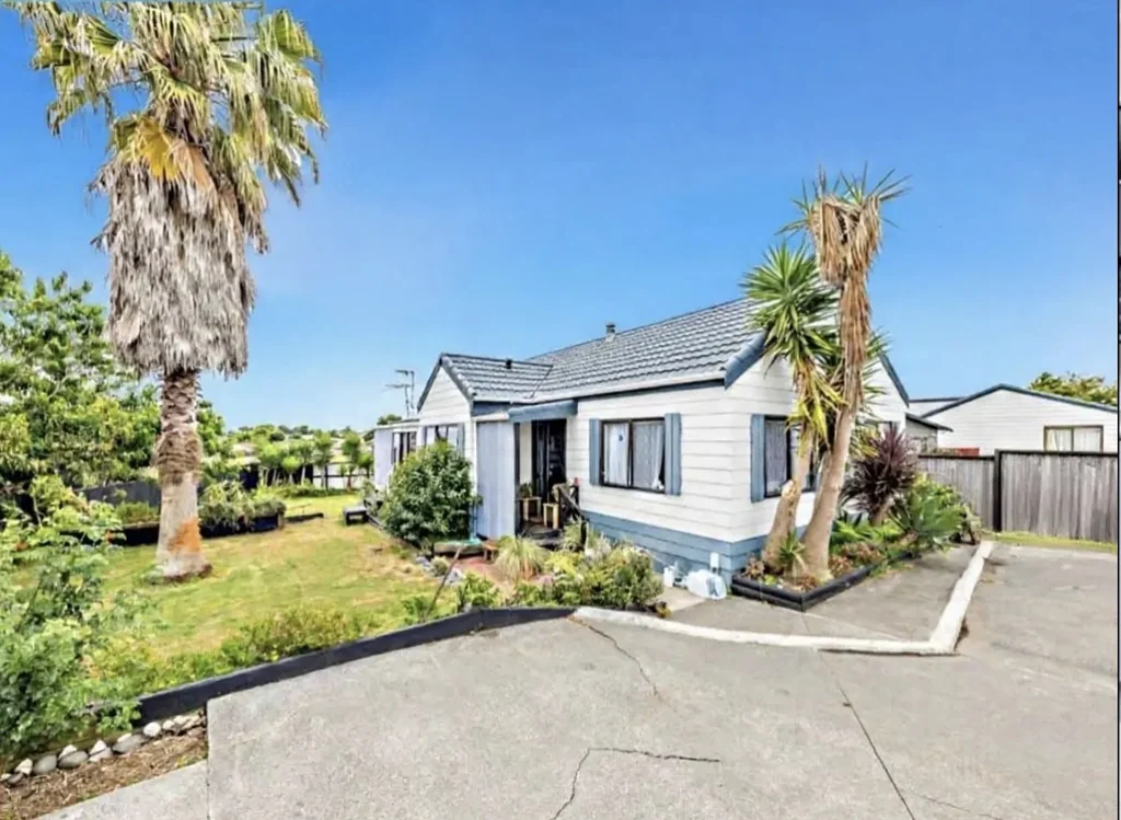 Spacious 3-Bedroom Family Home with Large Garden & Ample Parking