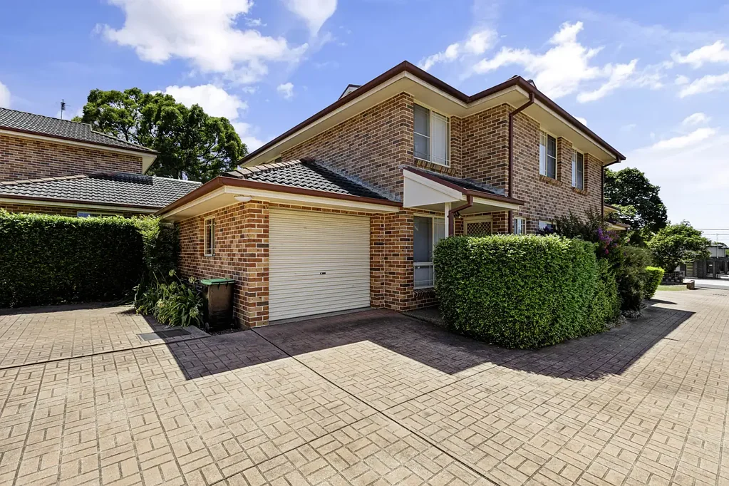 Spacious townhouse with garage