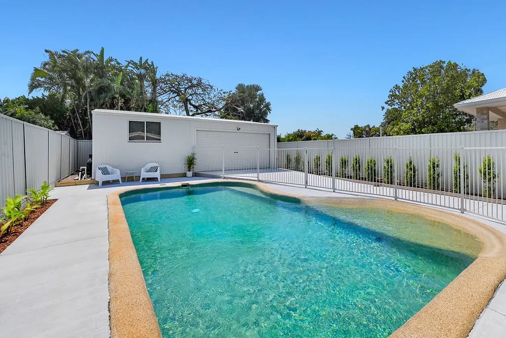 Runaway Bay 3Habitaciones Coastal Position- 10m x 6m Workshop/Garage - Exceptional Lifestyle & Investment Credentials- Appointment Only