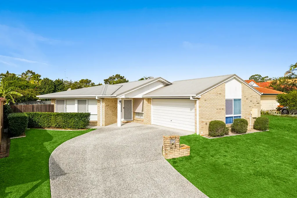 Runcorn 4房 安静角落 465m²长方形地块 精心翻新 低维护花园 主卧带套间 双车库 内部通道 太阳能电池板 购物中心近便 学区房 Renovated Family Entertainer in Prime Runcorn Pocket