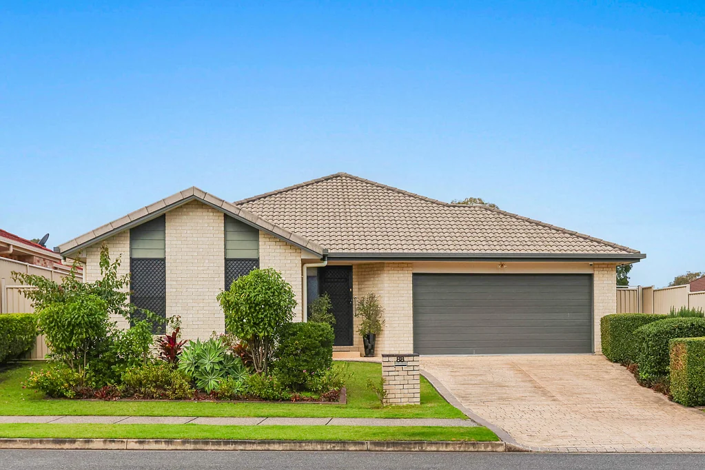 Wynnum West 4房 单层低层住宅 464m²总占地 207m²内部空间 四卧带步入式衣帽间 西向露台捕捉日落 太阳能低维护 空巢老人优选 水滨生活便捷 Single Level, Low Maintenance Luxury