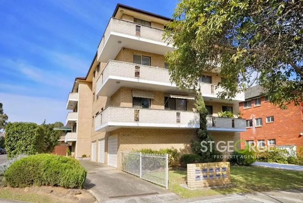 In the Heart of Mortdale & Renovated and Light Filled Apartment