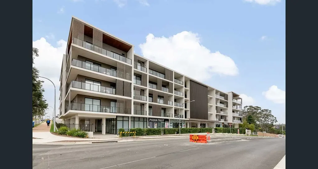 TOP FLOOR -Modern 1 Bedroom Apartment with Full Study Room , Parking & Storage