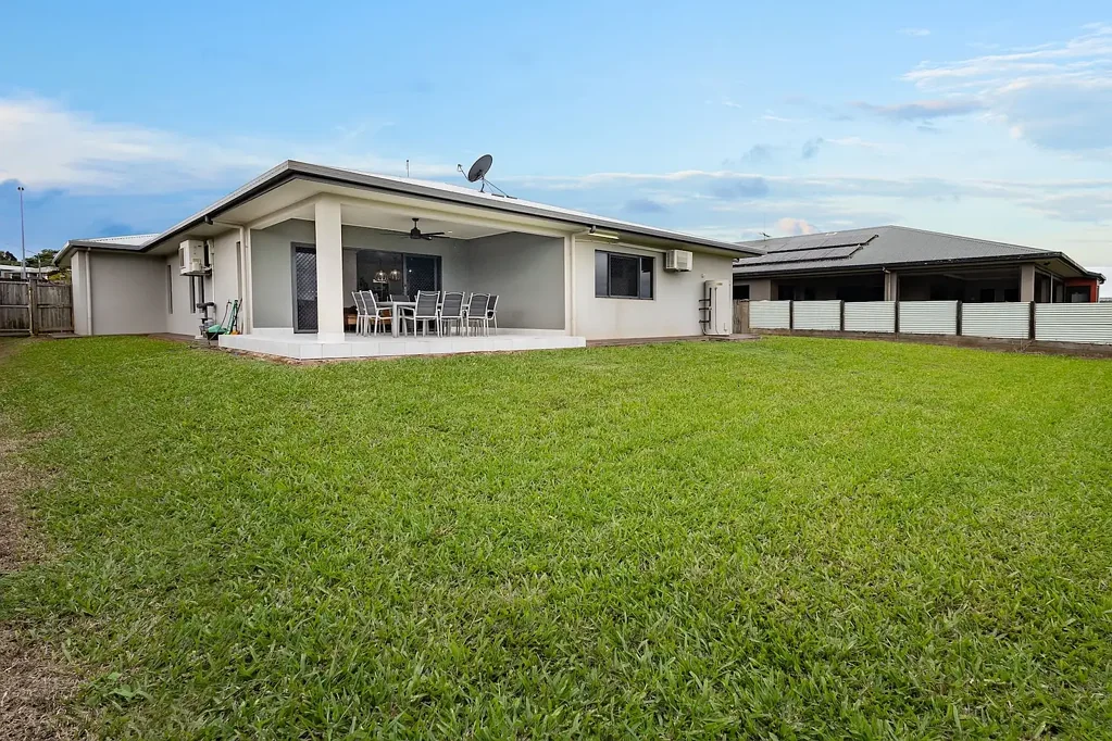 Atherton 5房  Executive Living with Stunning Country Views & Mountain Backdrop