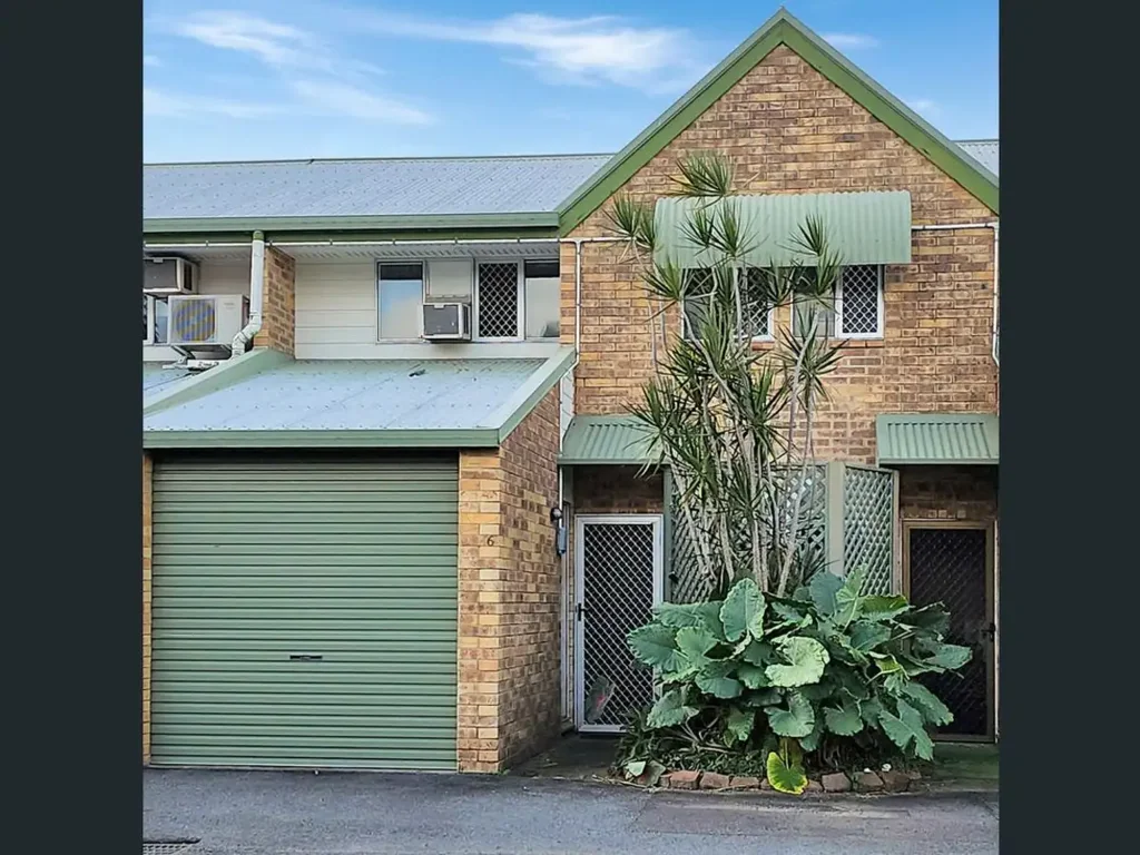 2 BEDROOM TOWNHOUSE CLOSE TO EVERYTHING