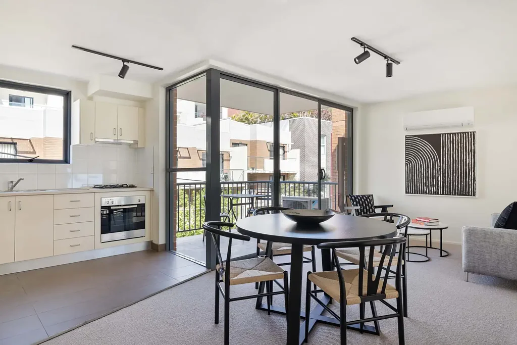 City pad in thriving city-fringe spot