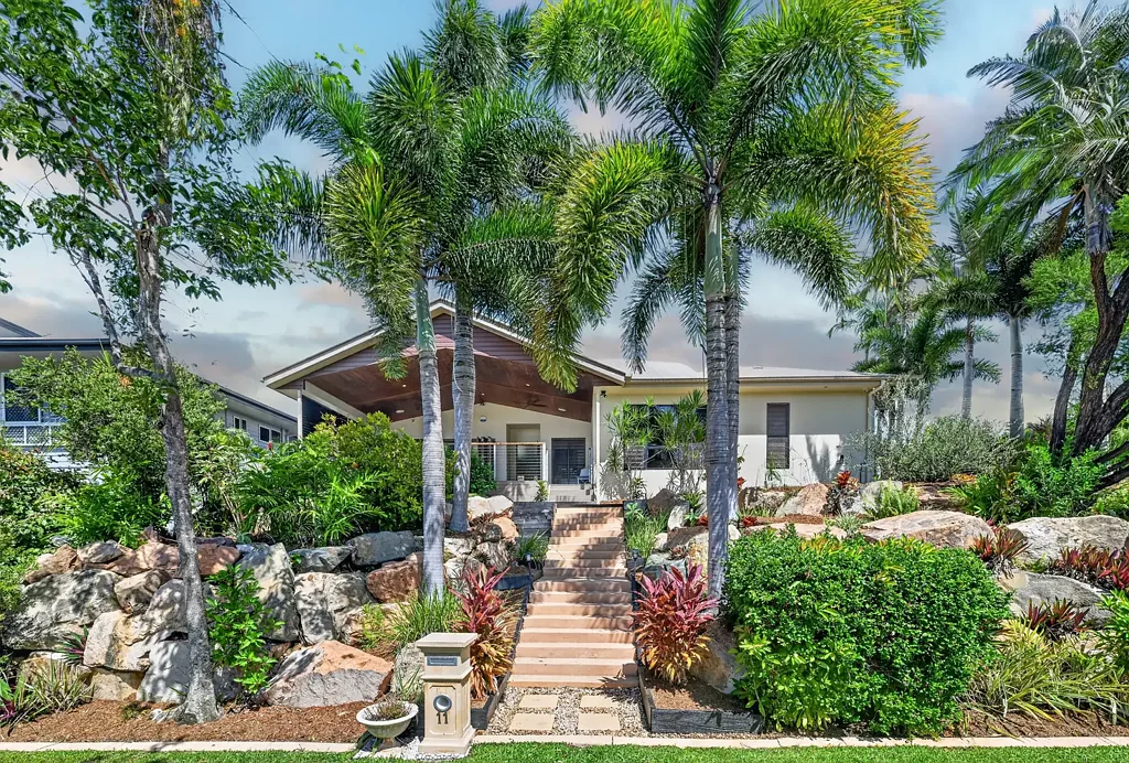 Douglas 4બેડરૂમ Designer Hillside Sanctuary with Unmatched Tropical Lifestyle