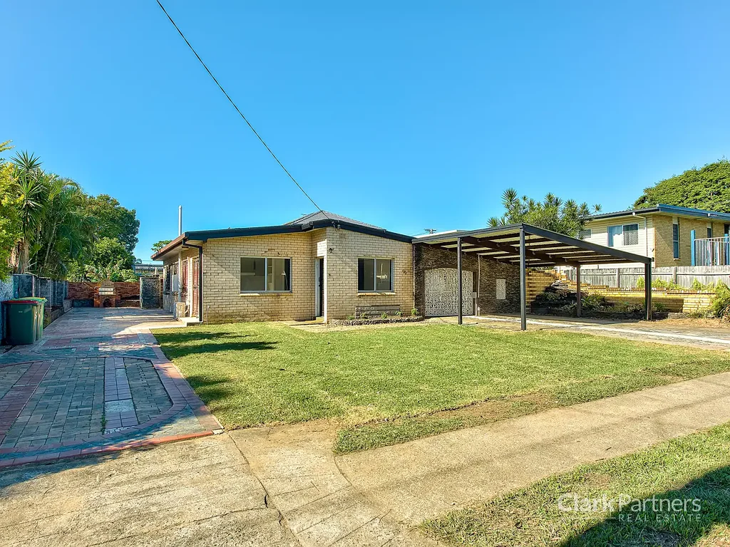 Strathpine 3chambre Renovated Low Set Brick with Dual Driveways and Side Access!
