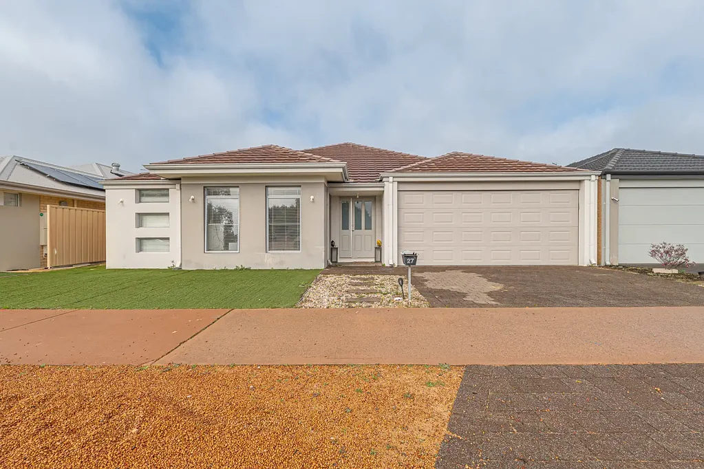 Hammond Park 4غرفة نوم Spacious Family Home with Multiple Living Areas – Investment Opportunity
