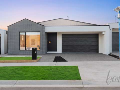 Craigieburn 4 Bedroom "High-Spec Luxury Living in Craigieburn: Prime Location with Exceptional Features"