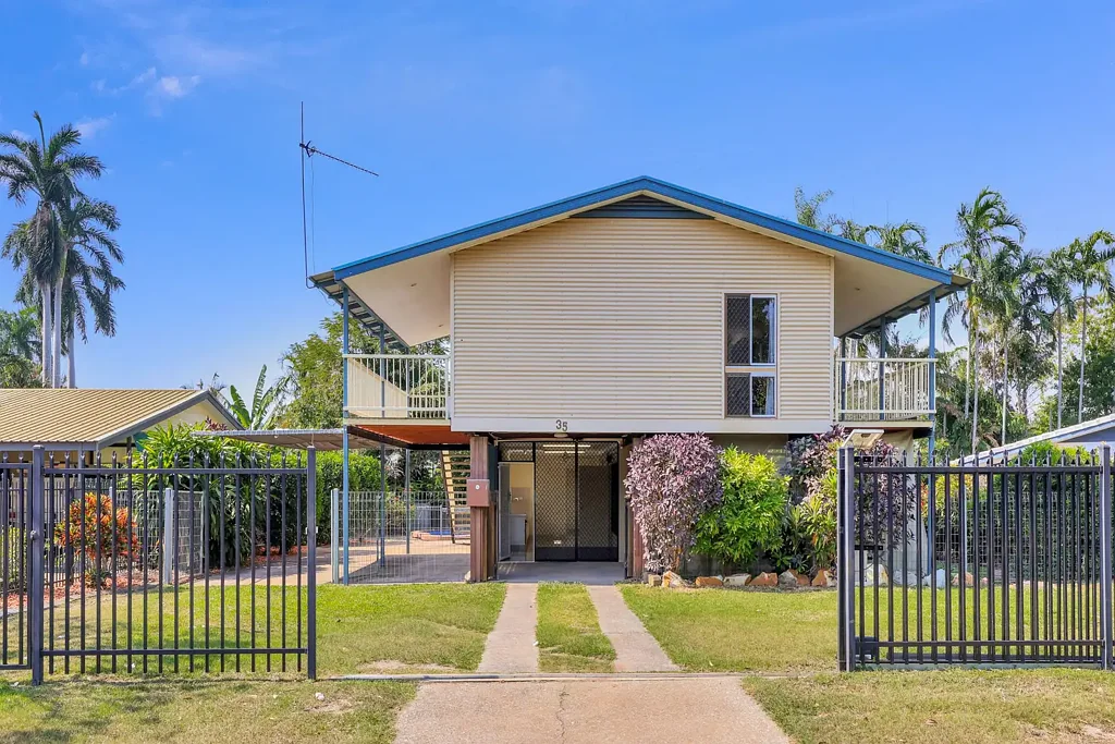 Leanyer 6chambre Classic Elevated Home with Newly Renovated Granny Flat