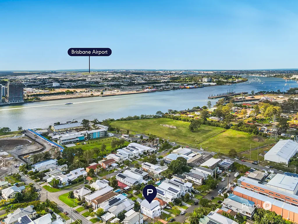 Bulimba 3房 高地景观绝佳，22米门面宽敞，朝北后院迷人。紧邻Bulimba Barracks社区，发展潜力无限。步行至Oxford Street，布里斯班河，学校，生活便利。别错过这绝佳机会！ LAST CHANCE TO INSPECT! - Auction Thursday 26th June 5:00pm at 140 Oxford Street, Bulimba