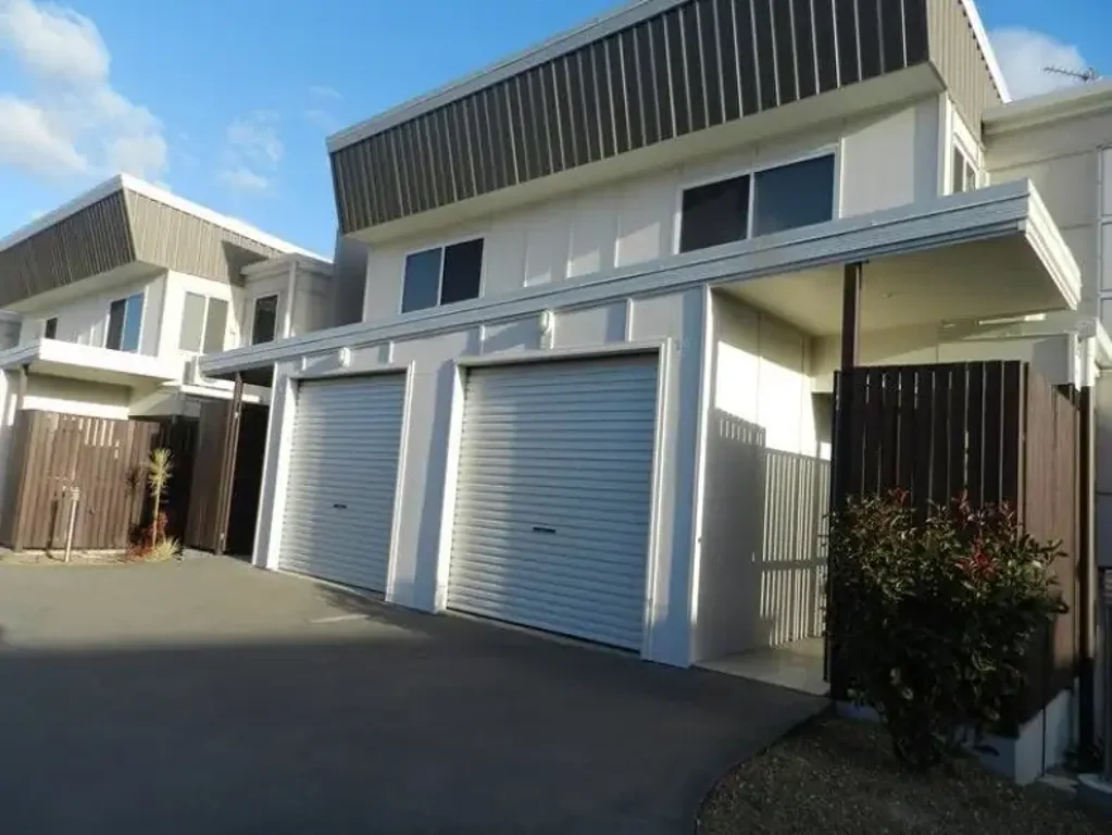 FULLY FURNISHED SPACIOUS TOWNHOUSE