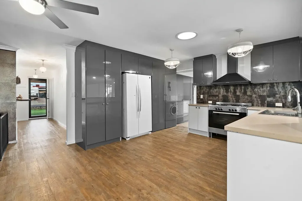 Erskine 4 Slaapkamer Feature Paked Family Home, Side Access & Workshop!