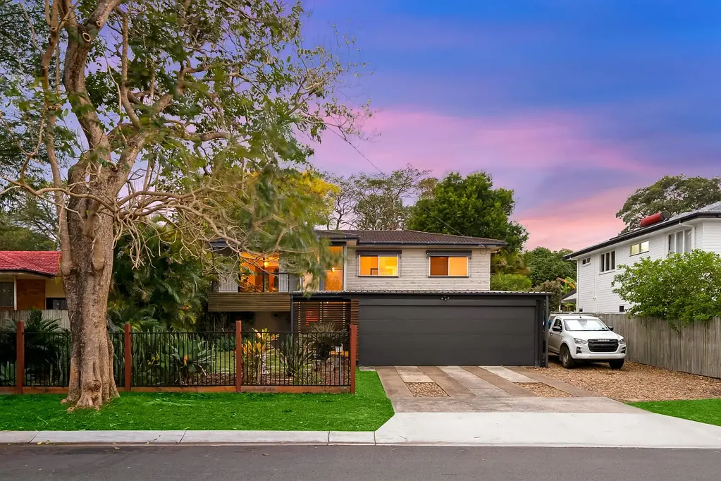 Rochedale South 3ਬੈੱਡਰੂਮ Stylish Family Living with development potential on 926m2!