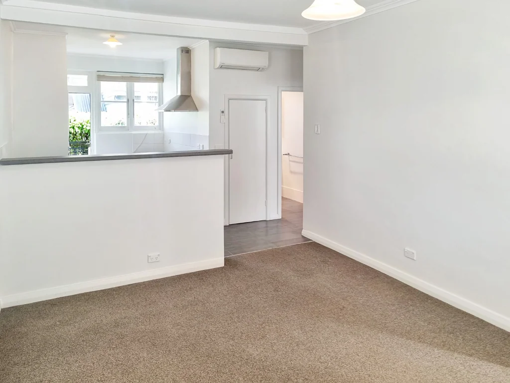 2 bdrms/2 car parks - Great Location!