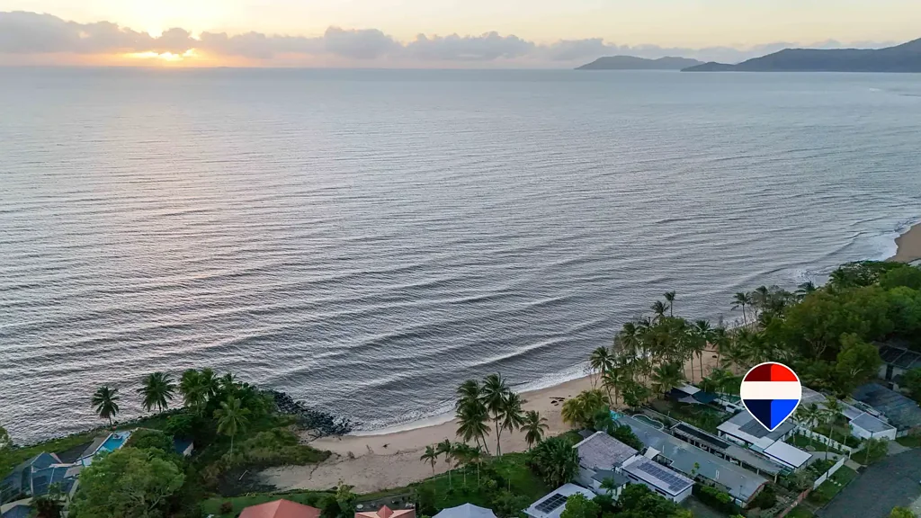 Holloways Beach 3房  Fill Your Life with Ocean Views and Sounds - Absolute Beachfront Living