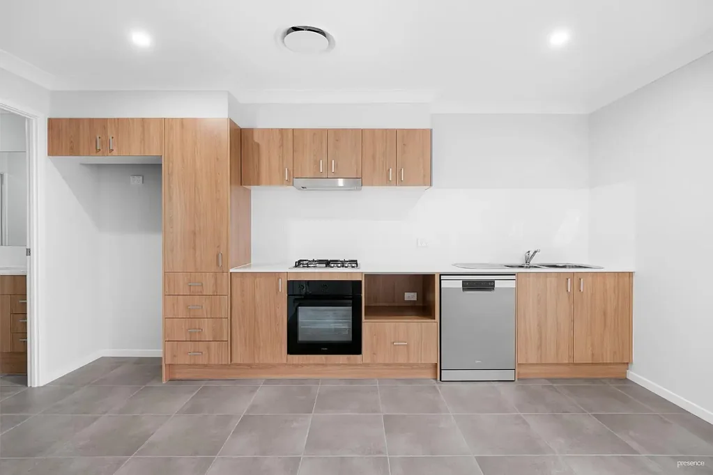 STYLISH CONTEMPORARY LIVING WITH PRIVATE GARDEN & GARAGE