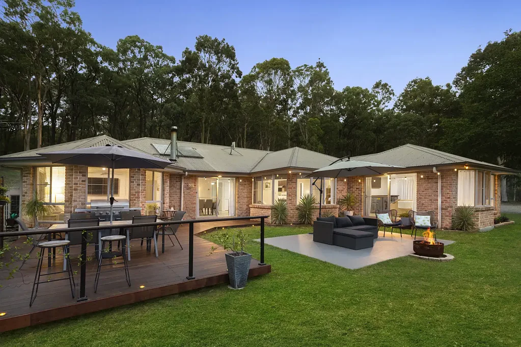 Paxton 4Kwarto Modern Family Home Privately Positioned Among the Gumtrees