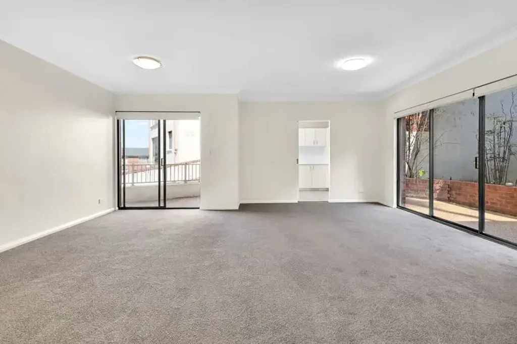BRAND NEW KITCHEN, PAINT AND CARPET. SPACIOUS LOUNGE ROOM READY TO RENT