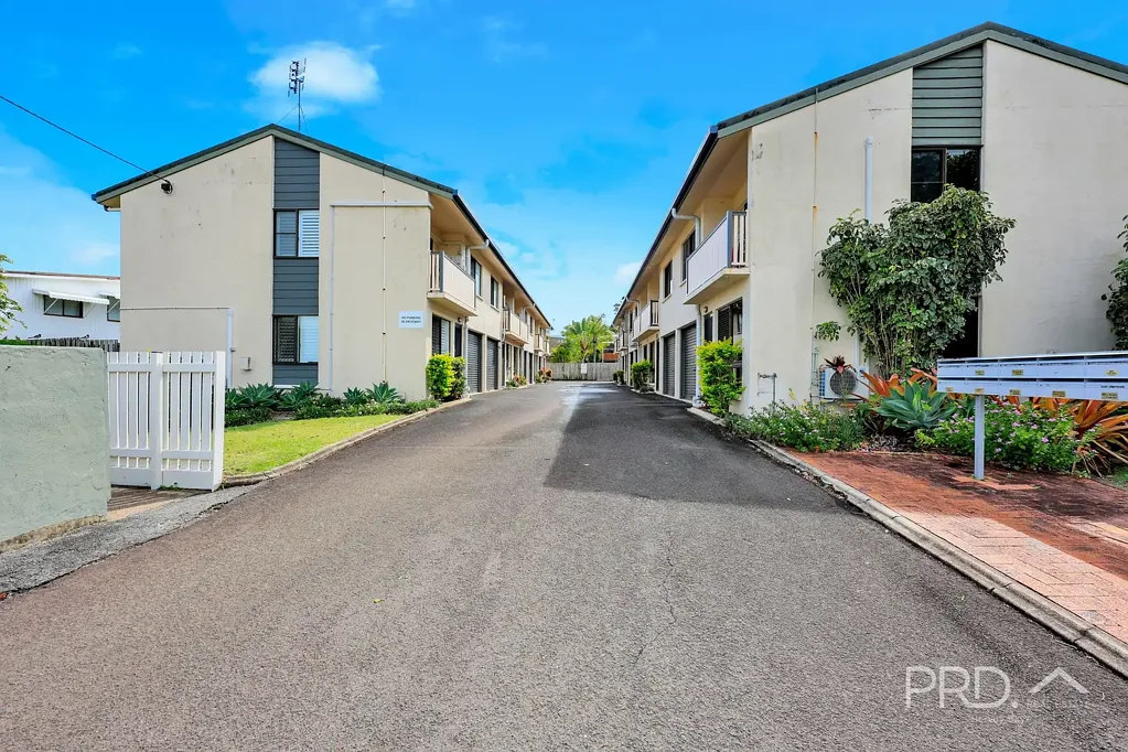 Scarness 2房  WALK TO SCARNESS BEACH - 2 BEDROOM TOWNHOUSE - MODERN KITCHEN & BATHROOM - PRIVATE FENCED COURTYARD - LOCK UP GARAGE WITH INTERNAL ACCESS