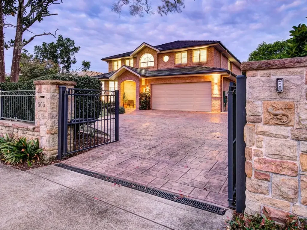 Irresistibly Appealing, Extraordinarily Spacious Contemporar