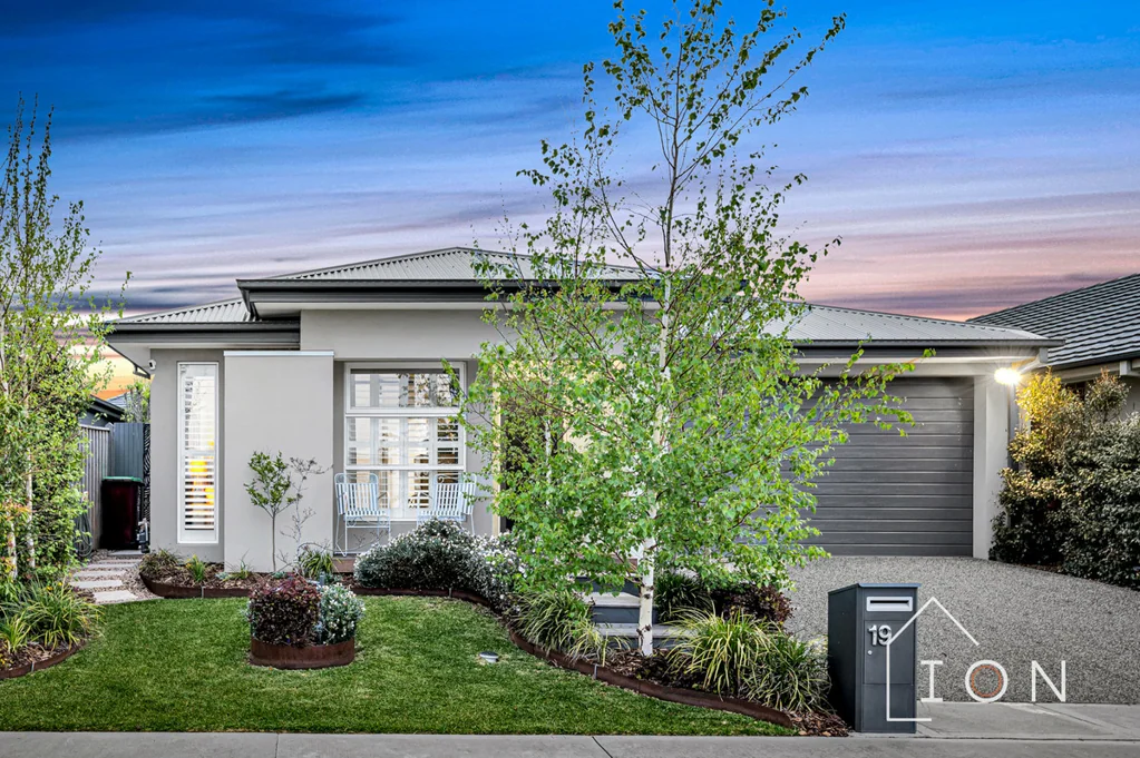 19 Flanagan Crescent, Cranbourne South, VIC 3977