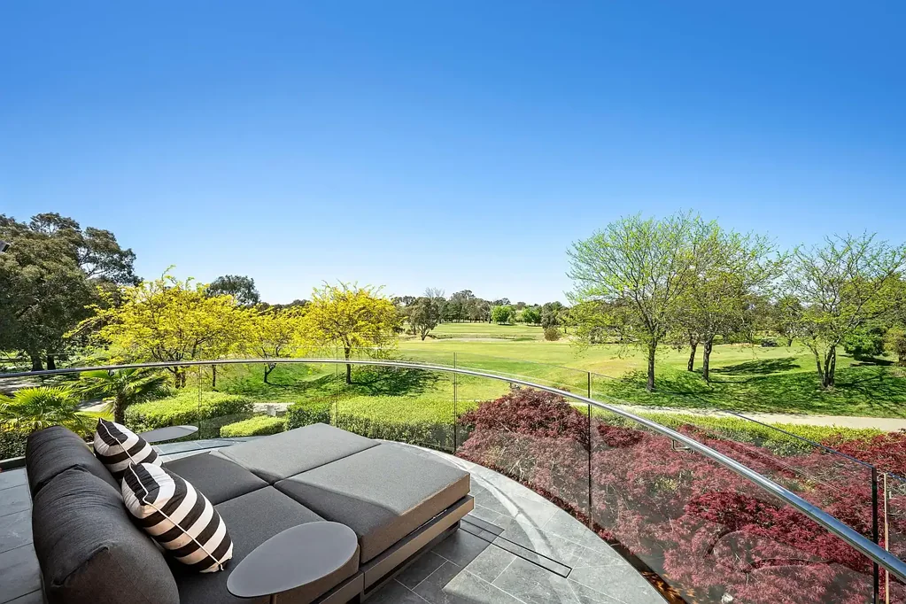 Nicholls 4ห้องนอน Award-Winning Residence on the 9th Hole of Gold Creek Country Club.