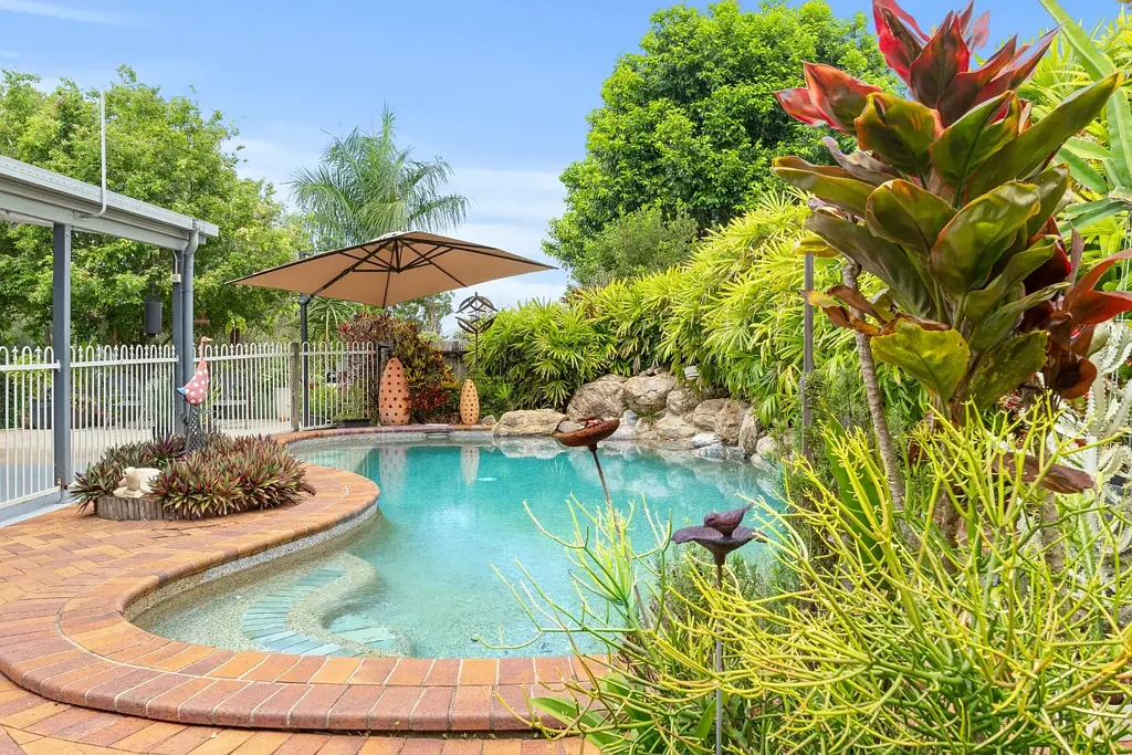 Mooroobool 4ห้องนอน Private family home on 1033 m2, pool + powered workshop!